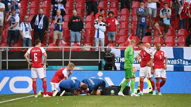 Soccer Football - Euro 2020 - Group B - Denmark v Finland - Parken Stadium, Copenhagen, Denmark - June 12, 2021 Denmark's Christian Eriksen receives medical attention after collapsing during the match Pool via REUTERS/Jonathan Nackstrand