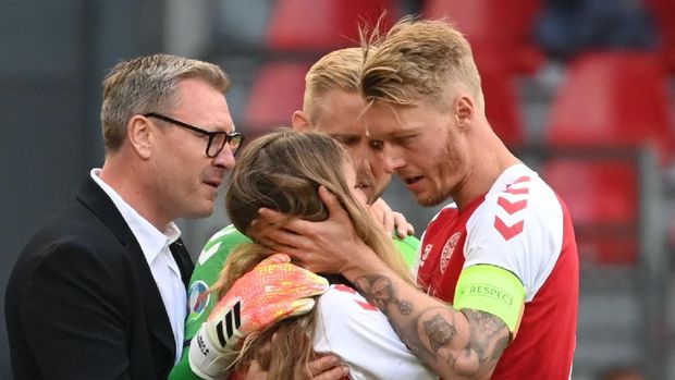 Soccer Football - Euro 2020 - Group B - Denmark v Finland - Parken Stadium, Copenhagen, Denmark - June 12, 2021 Denmark's Simon Kjaer  and Kasper Schmeichel calm down Christian Eriksen's partner, Sabrina Kvist Jensen Pool via REUTERS/Jonathan Nackstrand