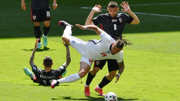 Soccer Football - Euro 2020 - Group D - England v Croatia - Wembley Stadium, London, Britain - June 13, 2021 England's Kalvin Phillips in action with Croatia's Mateo Kovacic Pool via REUTERS/Justin Tallis