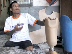 Kedua Kaki Tersambar Kereta Api, Kini Indra Bikin Usaha Kaki Palsu