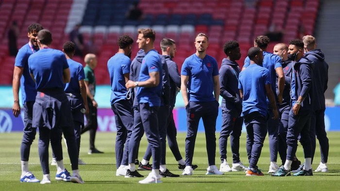 LONDON, ENGLAND - JUNE 13: Jordan Henderson of England looks on as he inspects the pitch with team mates prior to the UEFA Euro 2020 Championship Group D match between England and Croatia at Wembley Stadium on June 13, 2021 in London, England. (Photo by Carl Recine - Pool/Getty Images)