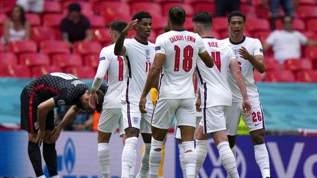England players celebrate at the end of the Euro 2020 soccer championship group D match between England and Croatia at Wembley stadium in London, Sunday, June 13, 2021. England won 1-0. (AP Photo/Frank Augstein, Pool)