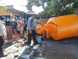 Truk Muat HCL Terguling di Sidoarjo, 3 Warga Dibawa ke RS karena Sesak Nafas