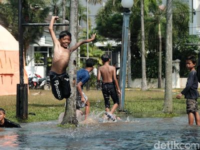 Turap Longsor, Bocil Ini Senang Banget Berenang di Jalan