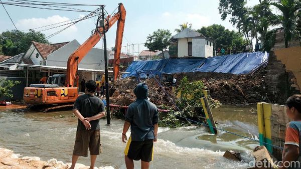 Turap Longsor di Ciputat Mulai Diperbaiki