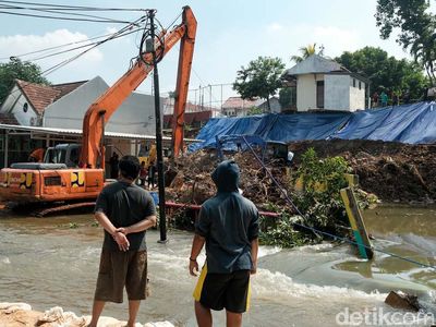 Turap Longsor di Ciputat Mulai Diperbaiki