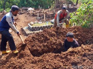 196 Jenazah di TPU Cikadut yang Dinyatakan Negatif Corona Dipindahkan 196 Jenazah di TPU Cikadut yang Dinyatakan Negatif Corona Dipindahkan