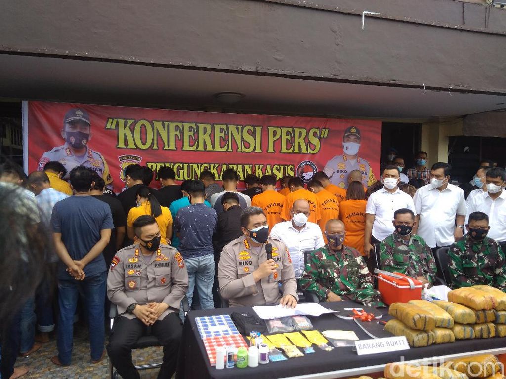 Sekda Nias Utara Ditangkap Bersama 3 Wanita di Tempat Karaoke di Medan Sekda Nias Utara Ditangkap Bersama 3 Wanita di Tempat Karaoke di Medan