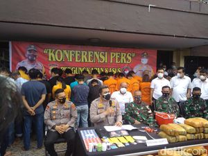 Sekda Nias Utara Ditangkap Bersama 3 Wanita di Tempat Karaoke di Medan Sekda Nias Utara Ditangkap Bersama 3 Wanita di Tempat Karaoke di Medan