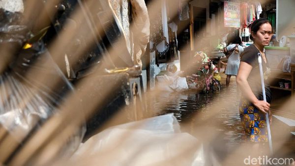 Banjir di Ciputat Surut, Warga Sibuk Bersih-bersih