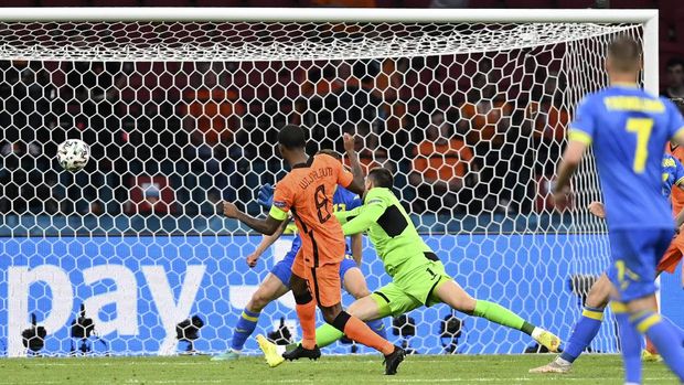 Belanda vs Ukraina Georginio Wijnaldum of the Netherlands, left, scores the opening goal of his team during the Euro 2020 soccer championship group C match between the Netherlands and Ukraine at the Johan Cruyff ArenA, Amsterdam, Netherlands, Sunday, June 13, 2021. (John Thys/Pool via AP)