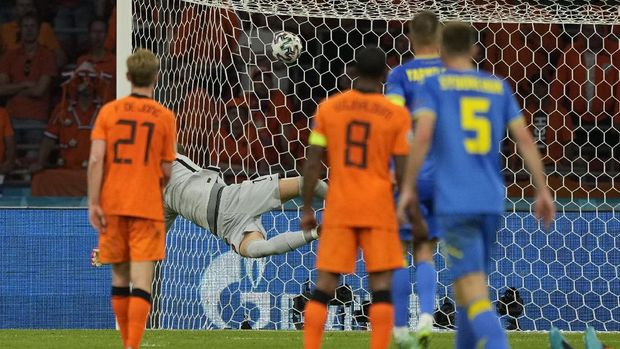 Belanda vs Ukraina Netherlands' goalkeeper Maarten Stekelenburg dives but fails to save the goal from Ukraine's Andriy Yarmolenko during the Euro 2020 soccer championship group C match between the Netherlands and Ukraine at the Johan Cruijff Arena in Amsterdam, Netherlands, Sunday, June 13, 2021. (AP Photo/Peter Dejong, Pool)