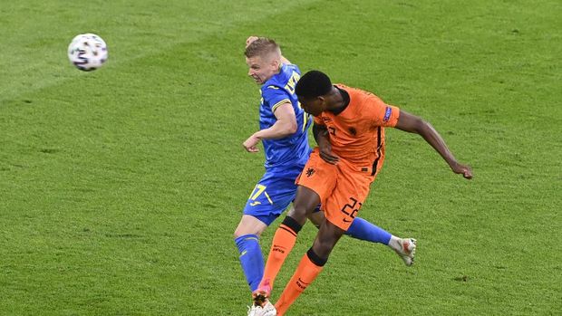 Belanda vs Ukraina Netherlands' Denzel Dumfries scores his side's third goal during the Euro 2020 soccer championship group C match between Netherlands and Ukraine at Johan Cruijff Arena in Amsterdam, Netherlands, Sunday, June 13, 2021. (AP Photo/Olaf Kraak, Pool)