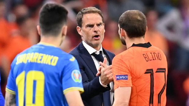 Belanda vs Ukraina di Euro 2020 Soccer Football - Euro 2020 - Group C - Netherlands v Ukraine - Johan Cruyff Arena, Amsterdam, Netherlands - June 13, 2021 Netherlands coach Frank de Boer shakes hands with Daley Blind after being substituted Pool via REUTERS/John Thys