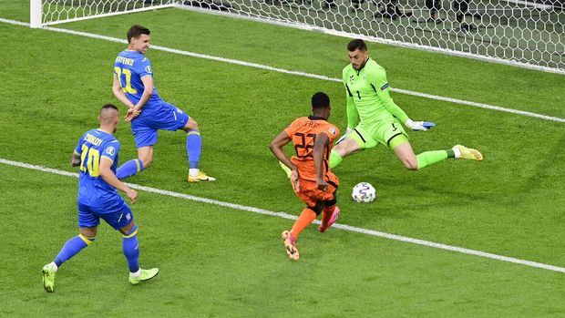 Belanda vs Ukraina di Euro 2020 Soccer Football - Euro 2020 - Group C - Netherlands v Ukraine - Johan Cruyff Arena, Amsterdam, Netherlands - June 13, 2021 Netherlands' Denzel Dumfries in action with Ukraine's Georgi Bushchan Pool via REUTERS/Olaf Kraak