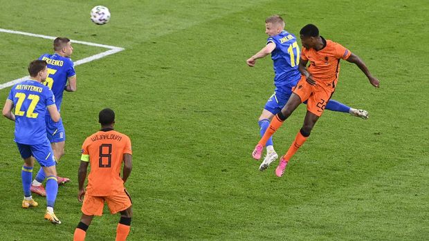 Belanda vs Ukraina di Euro 2020 Soccer Football - Euro 2020 - Group C - Netherlands v Ukraine - Johan Cruyff Arena, Amsterdam, Netherlands - June 13, 2021 Netherlands' Denzel Dumfries scores their third goal Pool via REUTERS/Olaf Kraak