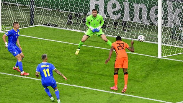Belanda vs Ukraina Denzel Dumfries, right, of the Netherlands heads the ball during the Euro 2020 soccer championship group C match between Netherlands and Ukraine at Johan Cruijff Arena in Amsterdam, Netherlands, Sunday, June 13, 2021. (AP Photo/Olaf Kraak, Pool)