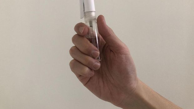 Botol hand sanitizer tipe semprot yang inovatif bernama PUNTO.