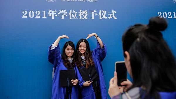 Cerianya Wisudawan di Wuhan Rayakan Kelulusan Tanpa Masker