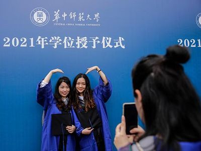 Cerianya Wisudawan di Wuhan Rayakan Kelulusan Tanpa Masker