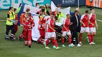 Eriksen selamat dari maut, Sabrina bisa bernapas lega. Kini, pemain Inter Milan itu sedang menjalani perawatan di rumah sakit. Dalam laga itu, Denmark akhirnya menyerah 0-1 dari Finlandia. (Foto: AFP/Wofgang Rattay)