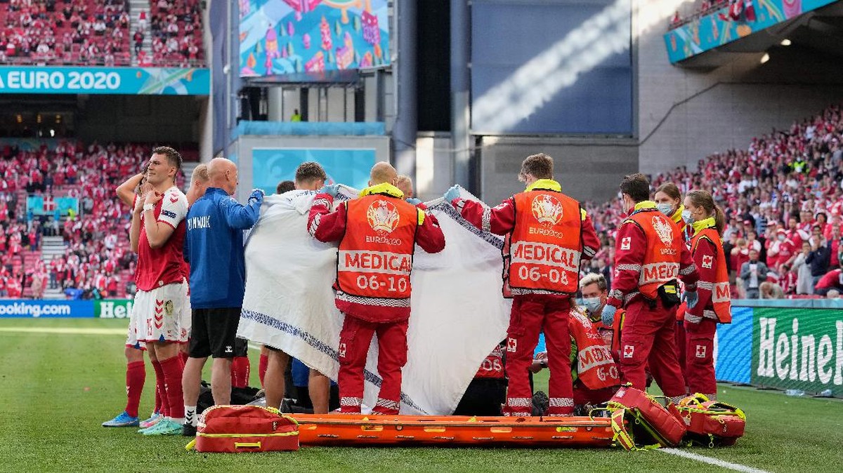 Tim medis memberikan pertolongan kepada Christian Eriksen. (Foto: Martin Meissner - Pool/Getty Images)