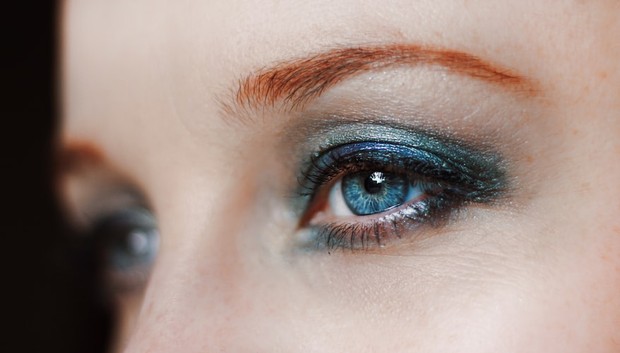 Colorful Eyeliner/unsplash.com/shottrotter Colorful Eyeliner