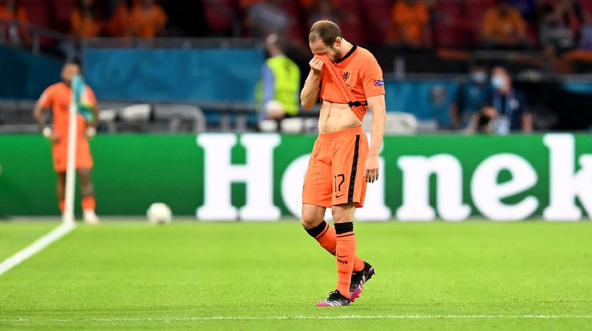 Bek Belanda, Daley Blind, menangis saat ditarik keluar. Usai laga, Blind mengaku emosional terkait nasib yang menimpa Christian Eriksen. (Foto: John Thys - Pool/Getty Images)