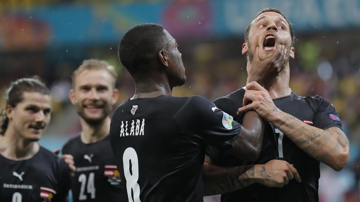 David Alaba mencekik mulut Marko Arnautovic. (Foto: AP/Robert Ghement)