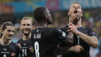 Rupanya Arnautovic melontarkan kata-kata rasisme dalam bahasa Serbia, menghina etnis Albania -- yang banyak berada di negara Makedonia Utara. Alaba ingin agar rekannya itu jangan banyak cakap. (Foto: AP/Robert Ghement)