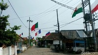 Suasana kampung yang mayoritas penduduknya nelayan ini tampak semarak dengan warna-warni bendera negara Eropa mulai dari Spanyol, Jerman, Inggris, Portugal, Italia, Belgia dan lainnya.
