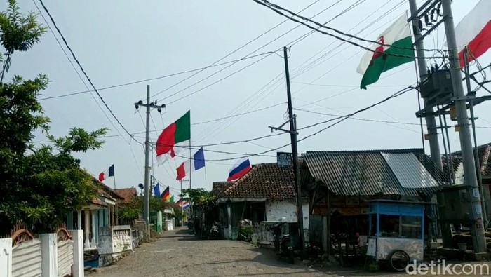 Demam Euro 2020 Melanda 'Kampung Bola' di Pesisir Pasuruan Semarak Euro 2020 terasa hingga kawasan pesisir utara Pasuruan, Jawa Timur. Beragam bendera peserta Piala Eropa 2020 hiasi salah satu desa di Kabupaten Pasuruan