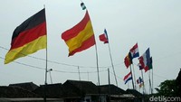 Ingar-bingar menyambut Piala Eropa sudah terasa sejak dua minggu sebelumnya. Warga sudah mulai memasang bendera. Setiap rumah rata-rata memasang satu bendera, ada yang mengibarkan dua bendera bahkan lebih.