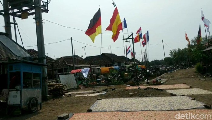 Demam Euro 2020 Melanda 'Kampung Bola' di Pesisir Pasuruan Semarak Euro 2020 terasa hingga kawasan pesisir utara Pasuruan, Jawa Timur. Beragam bendera peserta Piala Eropa 2020 hiasi salah satu desa di Kabupaten Pasuruan
