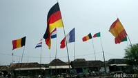 Beragam bendera negara yang ikut serta dalam Euro 2020 menghiasi Desa Gerongan, Kecamatan Kraton, Kabupaten Pasuruan, Jawa Timur, Senin (14/6/2021).