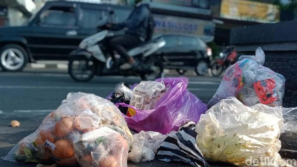 Duh! Sampah Liar Dititipkan di Sepanjang Jalan Protokol Kota Klaten