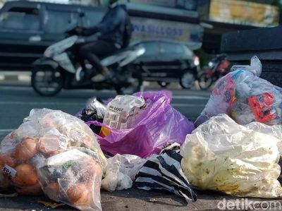 Duh! Sampah Liar Dititipkan di Sepanjang Jalan Protokol Kota Klaten