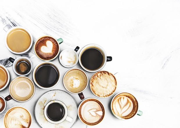 Efek buruk berlebihan konsumsi kopi dapat mengikis enamel gigi.