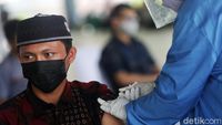 Ekspresi Para Santri saat Disuntik Vaksin COVID-19