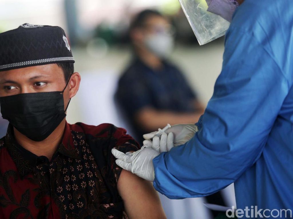Ekspresi Para Santri saat Disuntik Vaksin COVID-19 Ekspresi Para Santri saat Disuntik Vaksin COVID-19