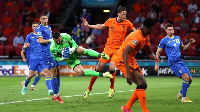 AMSTERDAM, NETHERLANDS - JUNE 13: Georgiy Bushchan of Ukraine claims the ball whilst under pressure from Wout Weghorst of Netherlands during the UEFA Euro 2020 Championship Group C match between Netherlands and Ukraine at the Johan Cruijff ArenA on June 13, 2021 in Amsterdam, Netherlands. (Photo by Dean Mouhtaropoulos/Getty Images)