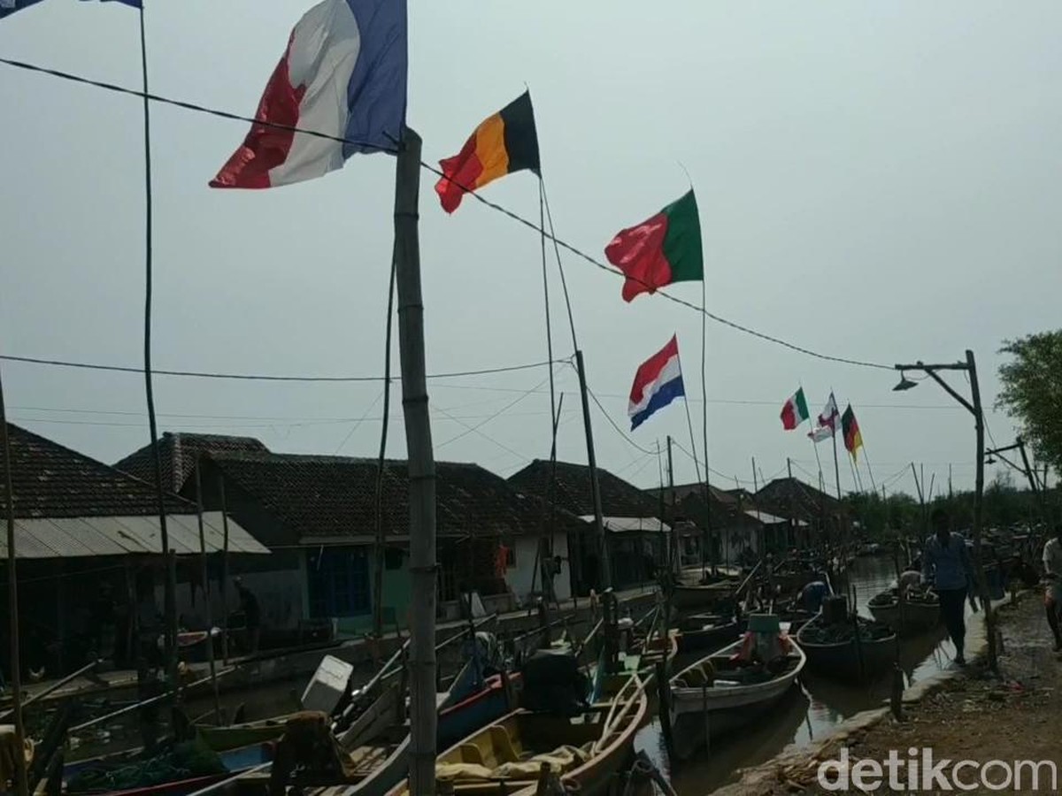 Demam Euro 2020 di kampung bola di desa di pesisir utara Pasuruan, Jawa Timur. (Foto: detikcom/Muhajir Arifin)