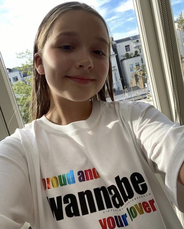 Selfie Harper Seven Beckham, putri Victoria Beckham, yang turut mengenakan kaos pride VB.