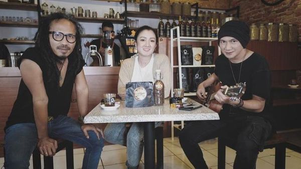 Keseruan Anji Saat Camping hingga Ngopi Sambil Diskusi di Kafe