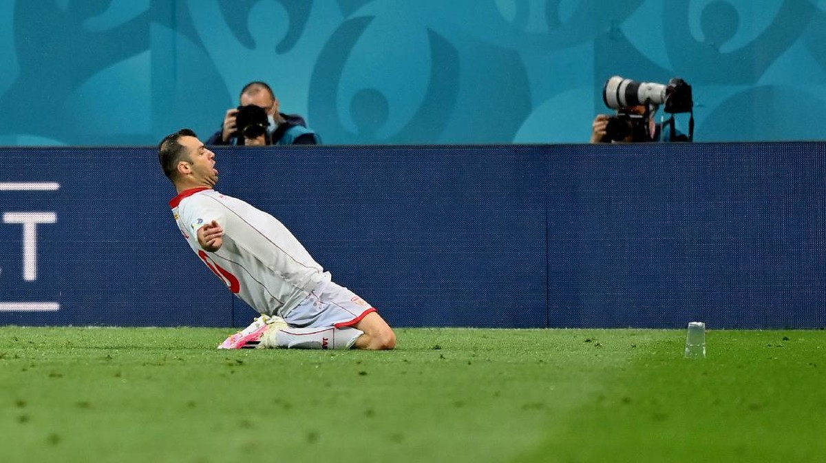 Goran Pandev mencetak gol di laga Austria vs Makedonia Utara. (Foto: Getty Images/Justin Setterfield)