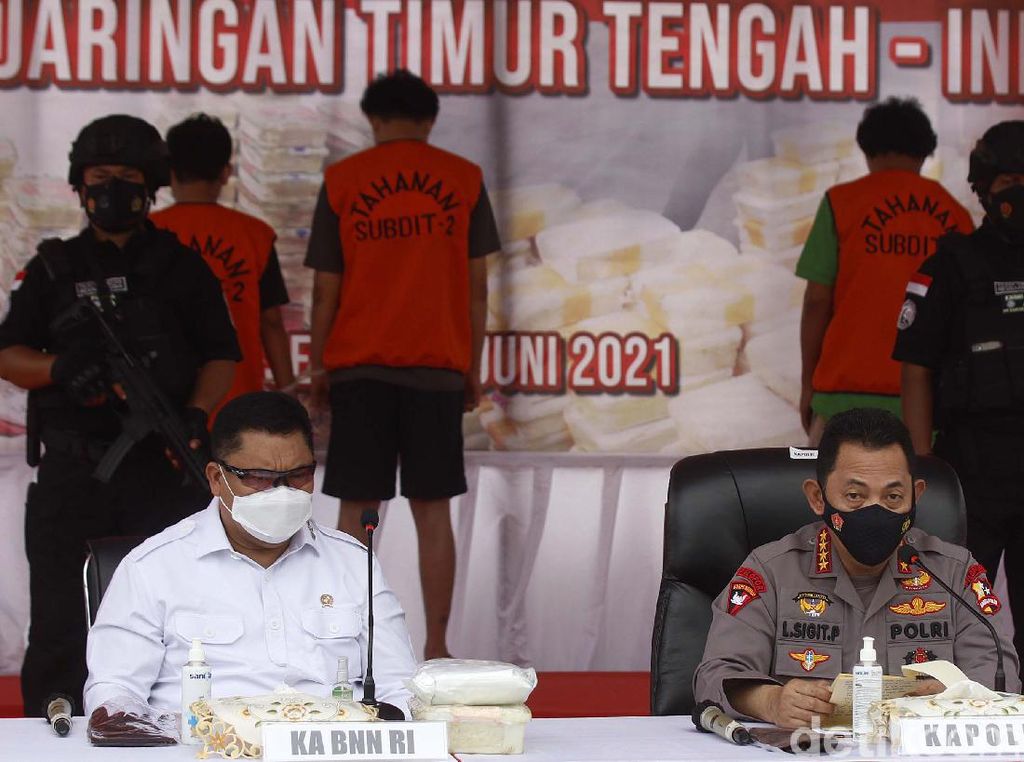 Kapolri Minta Kampung Tangguh Tak Hanya Tekan COVID, tapi Juga Cegah Narkoba Kapolri Minta Kampung Tangguh Tak Hanya Tekan COVID, tapi Juga Cegah Narkoba
