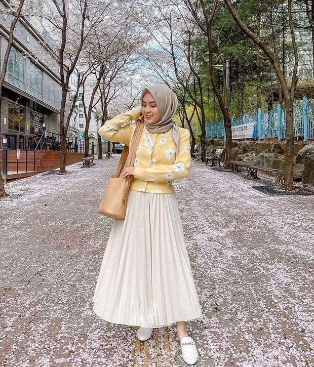 5 Mix and Match Fashion Hijab dengan Cardigan Rajut ala Youtuber Bianca Kartika