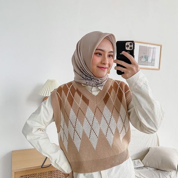 inspirasi fashion cardigan rajut/instagram.com/biancakartika inspirasi fashion dengan cardigan rajut ala Bianca Kartika