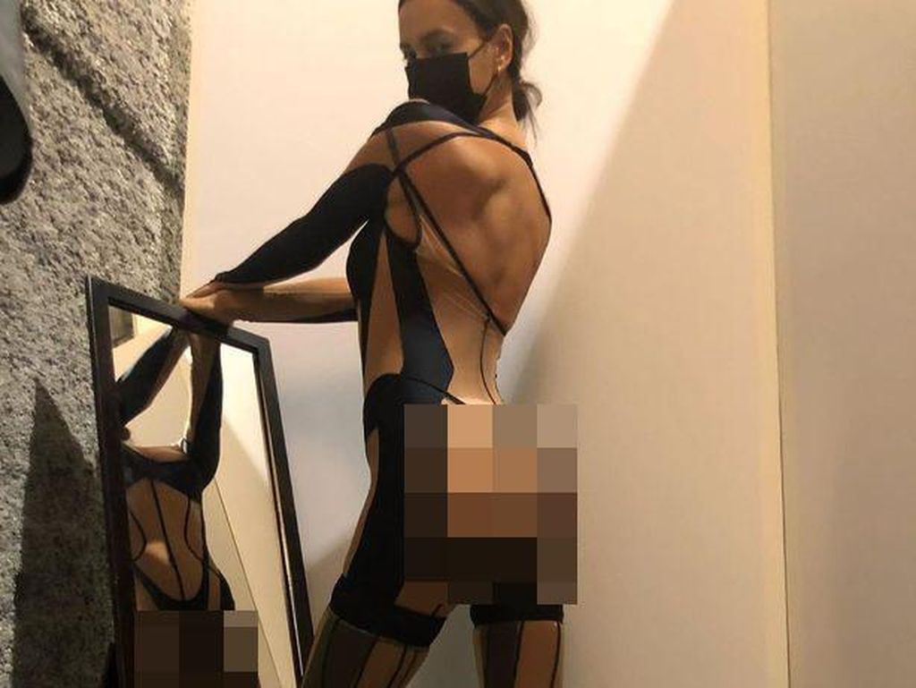 5 Potret Seksi Irina Shayk Pakai Baju Transparan, Seperti Tak Berbusana 5 Potret Seksi Irina Shayk Pakai Baju Transparan, Seperti Tak Berbusana