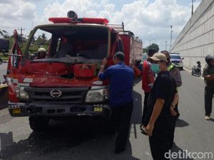 Iring-iringan Mobil Damkar Pekanbaru Tabrakan Saat ke Lokasi Kebakaran